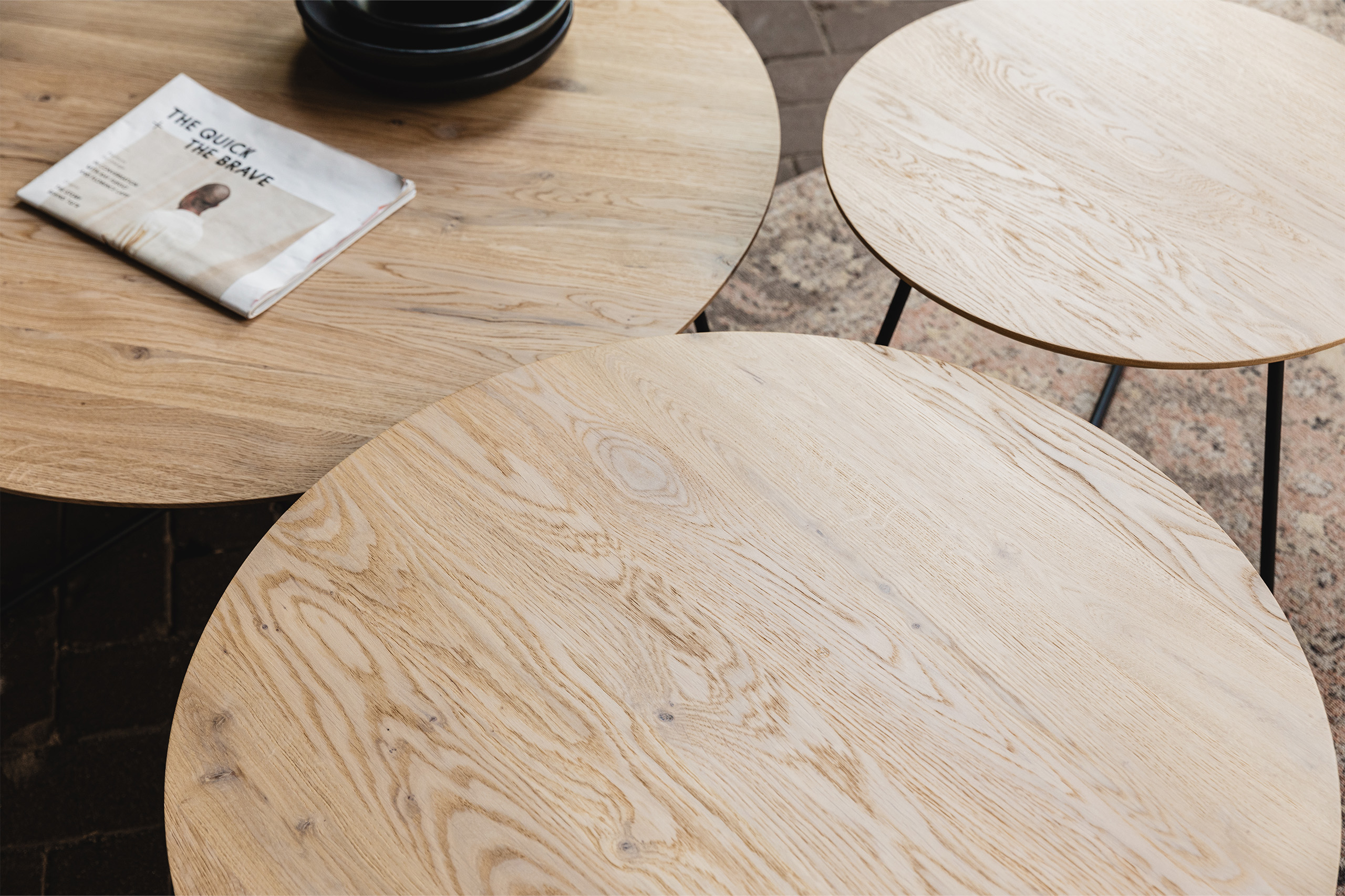 CARTEL_LIVING__RONDE_SALONTAFELSET_MASSIEF_EIKENHOUT CARTEL LIVING RONDE SALONTAFELSET MASSIEF EIKENHOUT